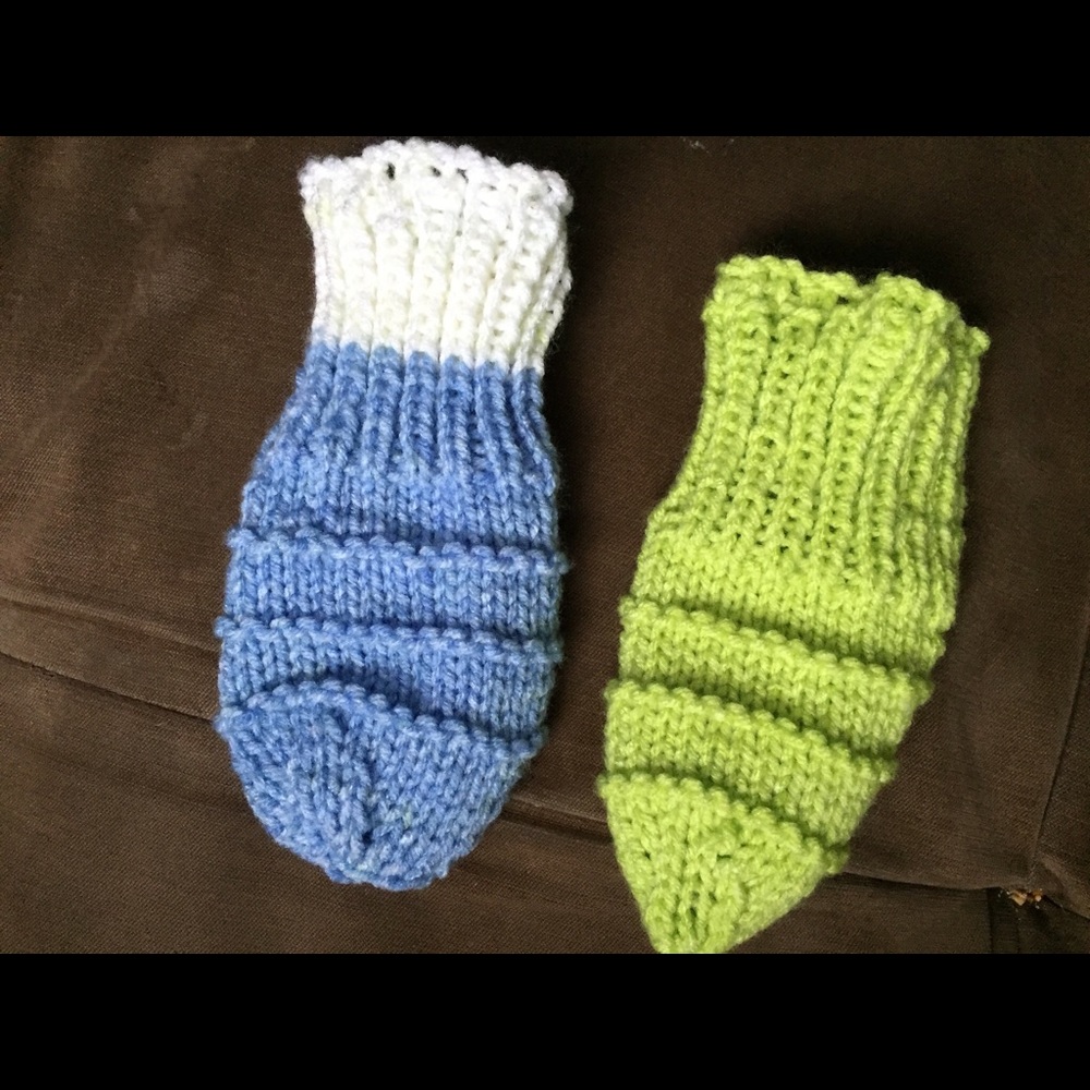 Hand knitted baby hat and mittens set 0-3 myths